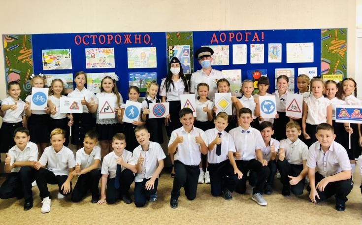 В День знаний сотрудниками отделения ГИБДД ОМВД России по г. Алуште были посещены торжественные линейки Алуштинского района