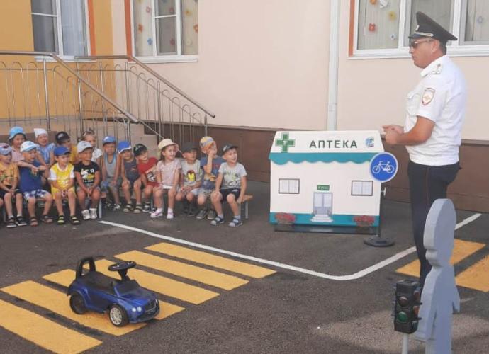 В Адыгее инспекторы ГИБДД знакомят дошкольников с миром дорожных знаков на уроках безопасности