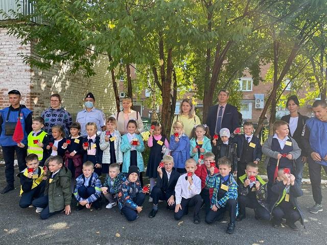 В Таштаголе сотрудники госавтоинспекции и волонтеры провели для первоклассников урок «Шагающий автобус»