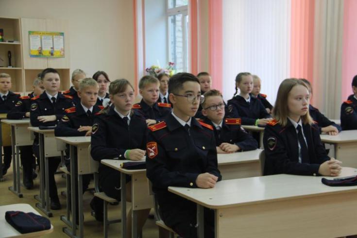 Сотрудники Госавтоинспекции поздравили школьников с Днем знаний