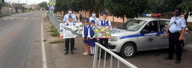 Живыми инсталляциями ЮИДовцы Кабардино-Балкарии призвали водителей снижать скорость возле образовательных учреждений