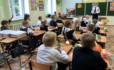 В НОВГОРОДСКОЙ ОБЛАСТИ ДЕНЬ ЗНАНИЙ ОЗНАМЕНОВАЛСЯ ПРОВЕДЕНИЕМ ОТКРЫТЫХ УРОКОВ ПО БЕЗОПАСНОСТИ ДОРОЖНОГО ДВИЖЕНИЯ
