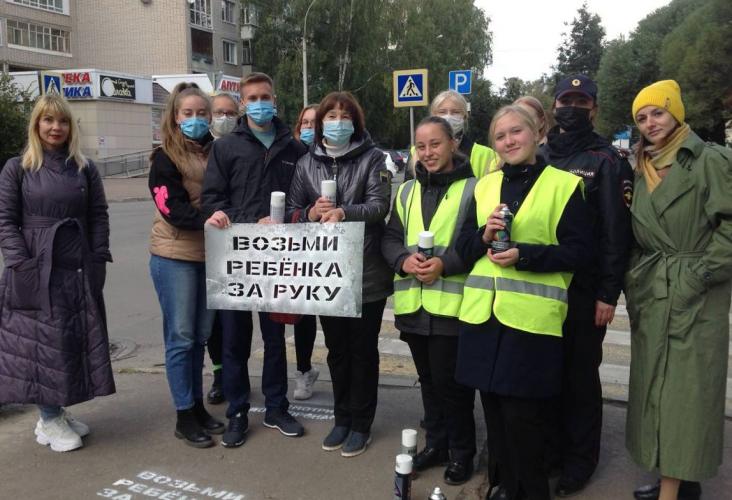Сотрудники Госавтоинспекции совместно с общественностью Вологодской области провели акцию «Помоги ребенку перейти дорогу»