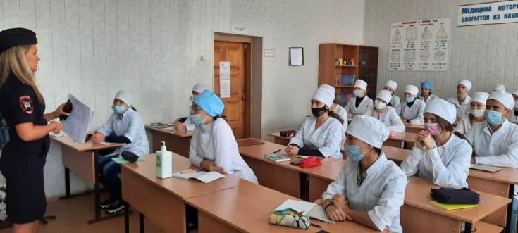 «В дорожной безопасности - начни с себя!» под таким лозунгом инспектор по пропаганде БДД ОГИБДД МУ МВД России «Энгельсское» Грицюта Н. провела встречу со студентами медицинского колледжа