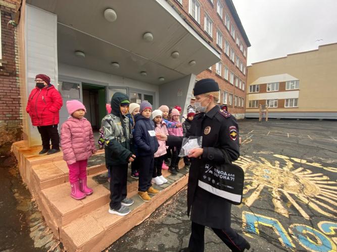 В Норильске в рамках акции «Дорожная школа первоклассника» сотрудники полиции провели уроки по дорожной безопасности