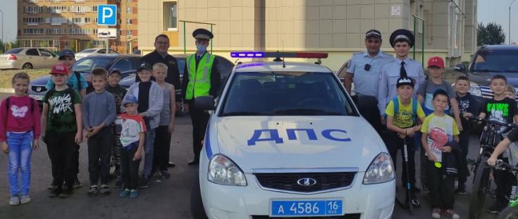 В Татарстане во дворах микрорайонов автоинспекторы проводят инструктажи по велобезопасности