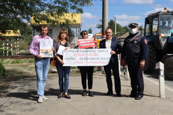 В Прохладненском районе КБР развернулись консультационные пункты в близи железнодорожных путей