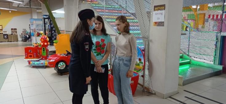 В Златоусте в торгово-развлекательном центре полицейские напомнили детям о правилах безопасности на дорогах города