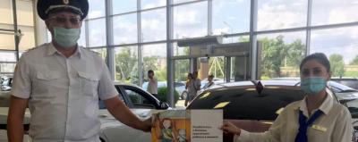 В автосалонах Адыгеи родителям при приобретении транспорта напоминают о безопасной перевозке детей