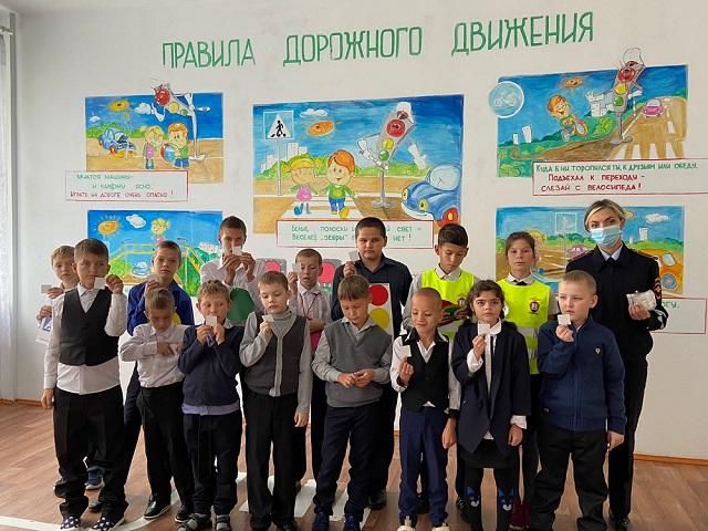 В Юрге сотрудники госавтоинспекции, педагоги и ЮИДовцы провели игровую программу по ПДД для воспитанников школы-интерната