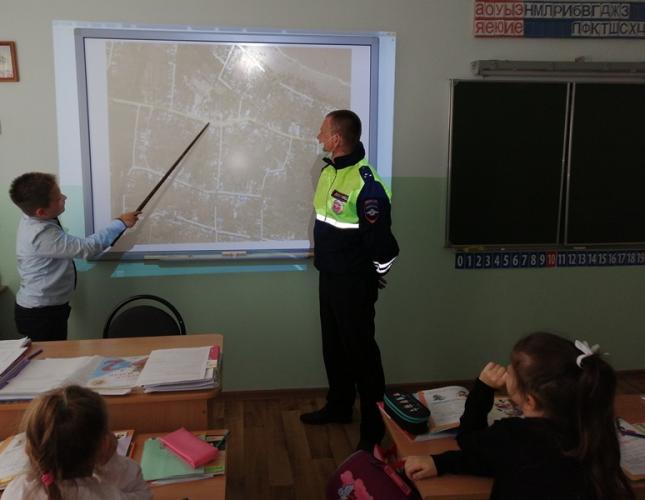 На Ставрополье на занятиях по дорожной безопасности школьники рисуют путь домой на спутниковых картах