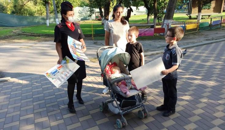Полицейские Кабардино-Балкарии провели профилактические беседы в местах отдыха с родителями и их детьми