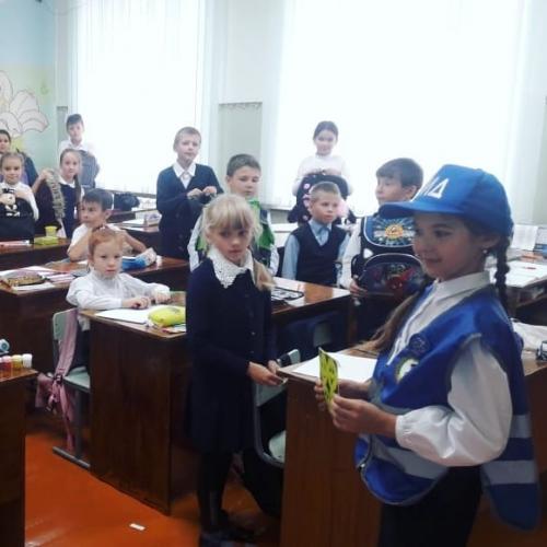 Юные инспектора советуют ровесникам "засветиться" на дороге