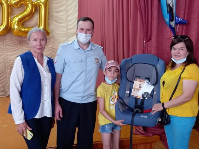 Нурлатские автоинспекторы подарили многодетной семье детское кресло