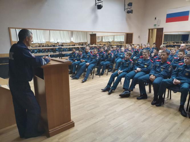 Инспекторы провели урок безопасности для кадетов
