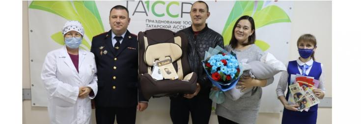 В Татарстане автоинспекторы вручают родителям новорожденных автокресла и учат правильно их использовать