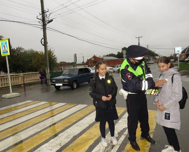 В Дигорском районе сотрудники Госавтоинспекции провели акцию «Пешеход, засветись! "» и напомнили школьникам правила дорожного движения