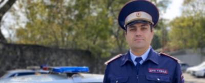 На Кубани автоинспектор оказал первую помощь девочке, которая, катаясь на велосипеде, попала под колеса автомобиля