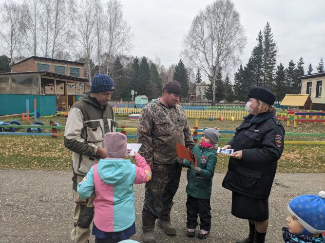 В Томской области дошкольники совместно с сотрудниками Госавтоинспекции поздравили с Днем отца своих пап