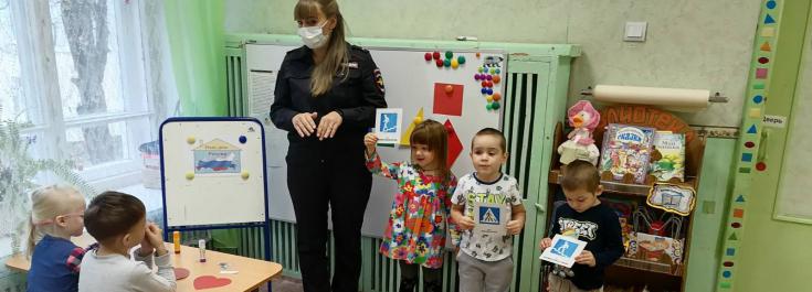 Дети совместно с сотрудниками ГИБДД поздравили пап с праздником