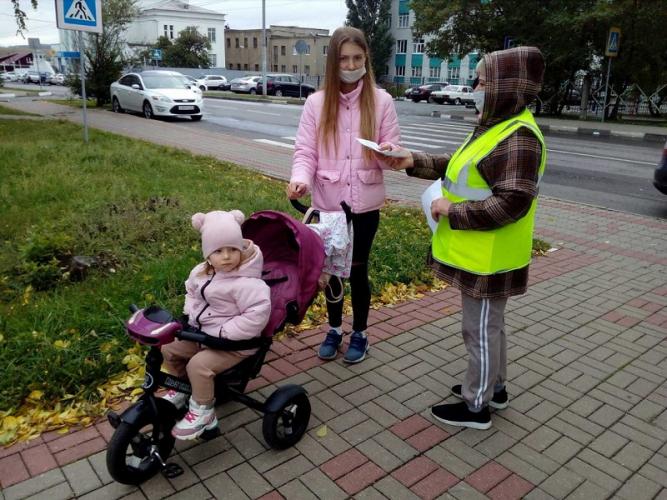 В Белгородской области «родительский патруль» развернул консультационные площадки вблизи пешеходных переходов
