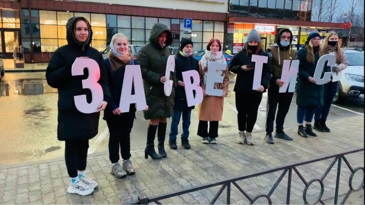 «Безопасные каникулы»: флешмоб «Засветись» прошел в Вельске
