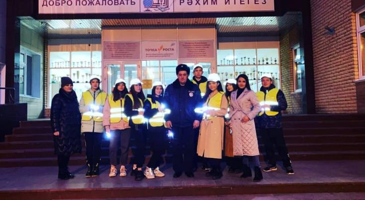 Татарстанские школьники приняли участие во флэш-мобе «Засветись! Будь ярче на дороге!»