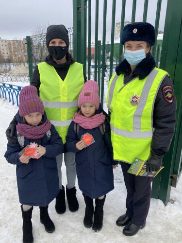 Александровские сотрудники ГИБДД проверили световозвращающие элементы у учащихся города Гаджиевощие элементы у учащихся города Гаджиево