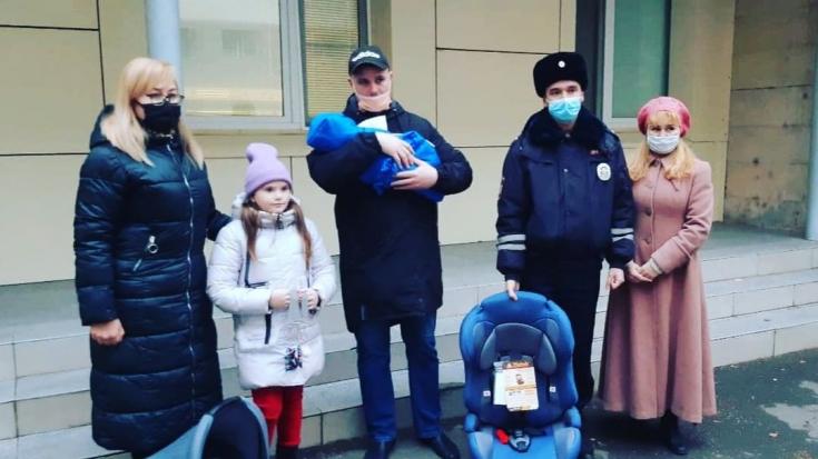 В Татарстане автоинспекторы вручают родителям новорожденных автокресла и учат правильно их использовать