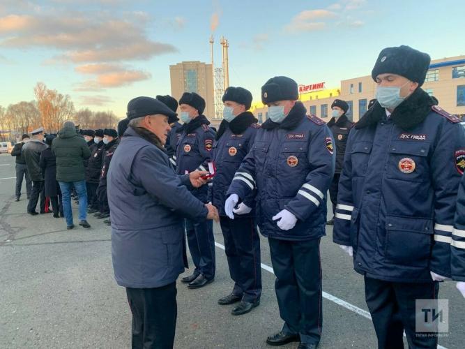 Президент Татарстана вручил полицейским ключи от 63 новых автомобилей