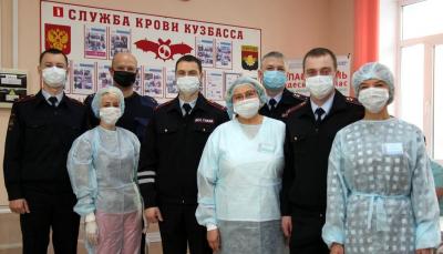 В Кузбассе сотрудники ГИБДД приняли участие в акции по сдаче донорской крови, приуроченной ко Всемирному дню памяти жертв ДТП