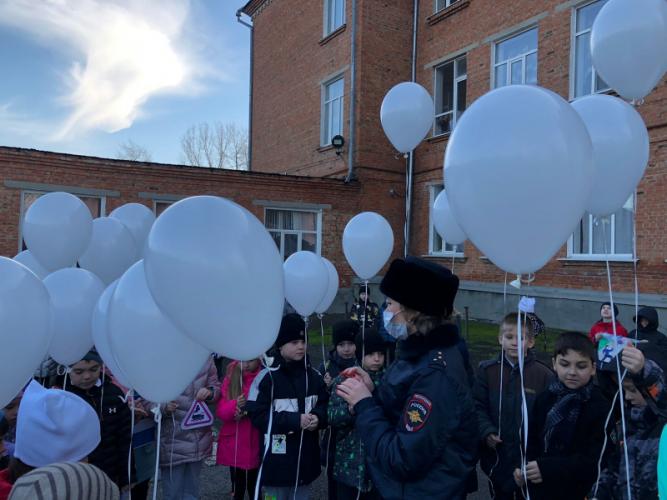 «Дозоры памяти» выпустили в небо белые шары