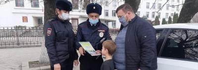 В поликлиниках и паркингах детских лечебных учреждений Кабардино-Балкарии полицейские проводят акцию «Ребенок – главный пассажир»
