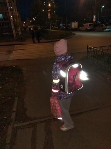 Возвращаясь из школы пользуюсь световозвращателями