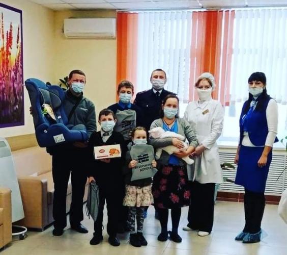 Семья из Татарстана получила неожиданный подарок для безопасной перевозки ребенка в автомобиле