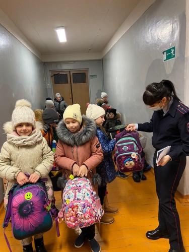 Сотрудники отдела ГИБДД УМВД России по г. Орлу совместно с отрядами ЮИД и родительским патрулём ведут контроль за обязательным ношением учащимися световозвращающих элементов