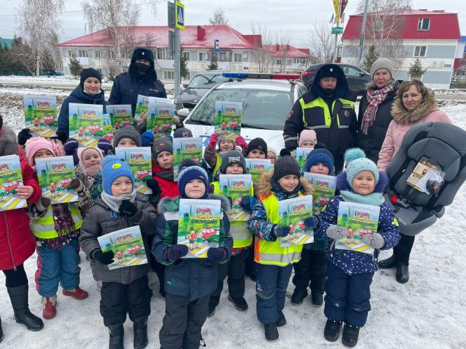 Нурлатские автоинспекторы подарили многодетной семье автокресло