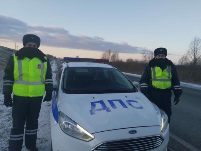 Добрый Татарстан: автоинспекторы региона помогли женщине-водителю устранить неисправность автомобиля