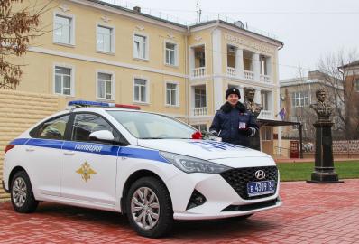 Начальник ГУ МВД России по Волгоградской области наградил инспекторов ДПС, задержавших пытавшегося скрыться нарушителя