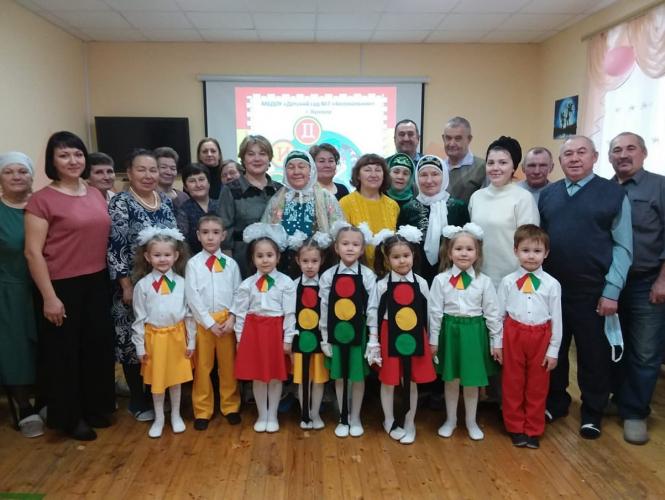 Воспитанники детского сада N 7 "Колокольчик" г. Кукмор выступили с агитбригадой перед посетителями центра социальной защиты "Наз (Ласка)".