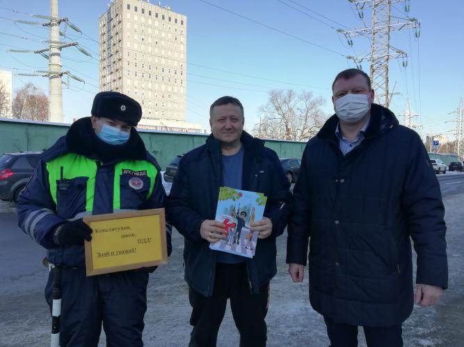 На севере столицы сотрудники Госавтоинспекции провели акцию, приуроченную ко Дню Конституции Российской Федерации