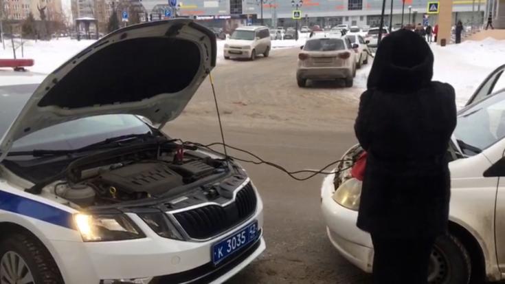 Добрый Кузбасс: в Новокузнецке сотрудники ГИБДД оказали помощь женщине, которая не могла завести автомобиль