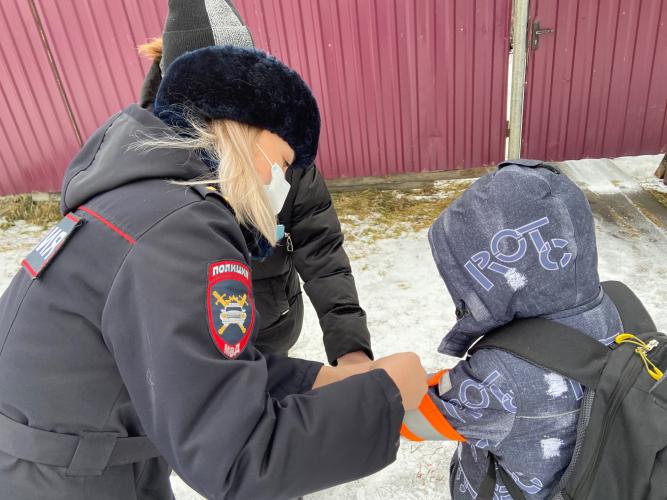 В Сухобузимском районе госавтоинспекторы продолжают серию популяризации «светлячков безопасности»