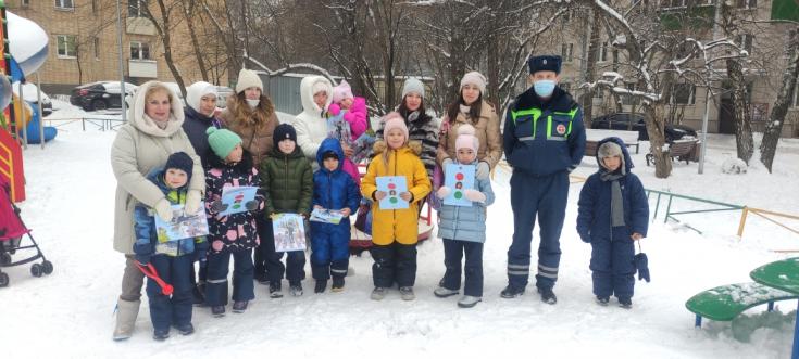 Автоинспекторы проводят полезные прогулки для детей и их родителей