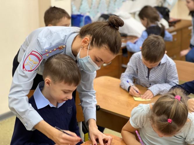 Сотрудники ГИБДД Красноярска научили школьников делать световозвращатели