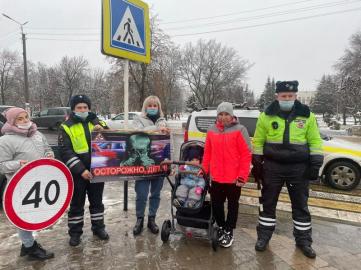 В Белгородской области автоинспекторы и активисты призвали участников движения быть максимально осторожными в гололед