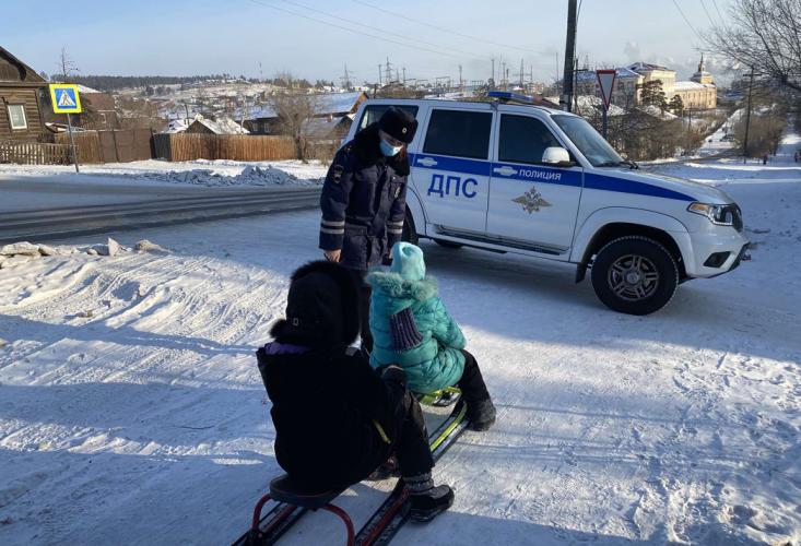 В столице Бурятии автоинспекторы проверяют места зимних развлечений детей