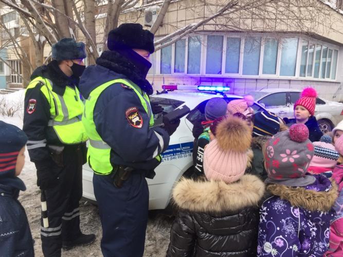 Сотрудники ГИБДД познакомили школьников с правилами ПДД и патрульным автомобилем