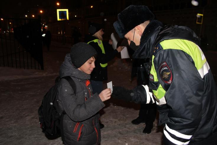 В Новокузнецке «Родительский патруль» напомнил юным пешеходам о соблюдении ПДД и ношении световозвращателей.