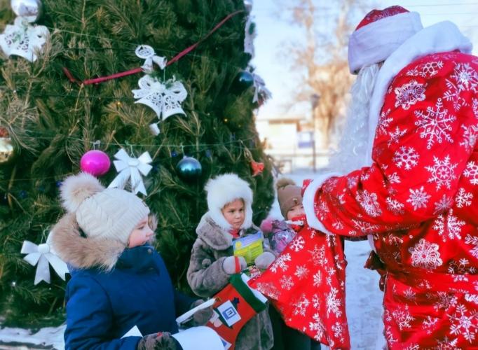 В Бурятии полицейский Дед Мороз встретился с воспитанниками детского сада и курсантами ДОСААФ
